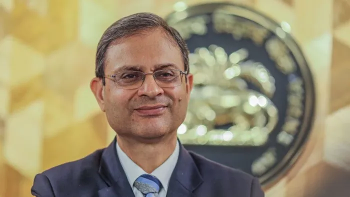 बचत खातों में न्यूनतम शेष राशि की सीमा तय करना बैंक का: आरबीआइ गवर्नर संजय मल्होत्रा।(फाइल फोटो)