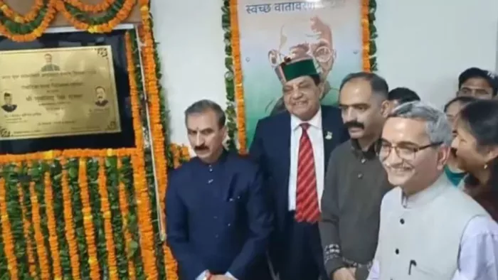 शिमला के चमियाणा स्थित अस्पताल में रोबोटिक सर्जरी का आरंभ करते सीएम सुक्खू व अन्य। जागरण