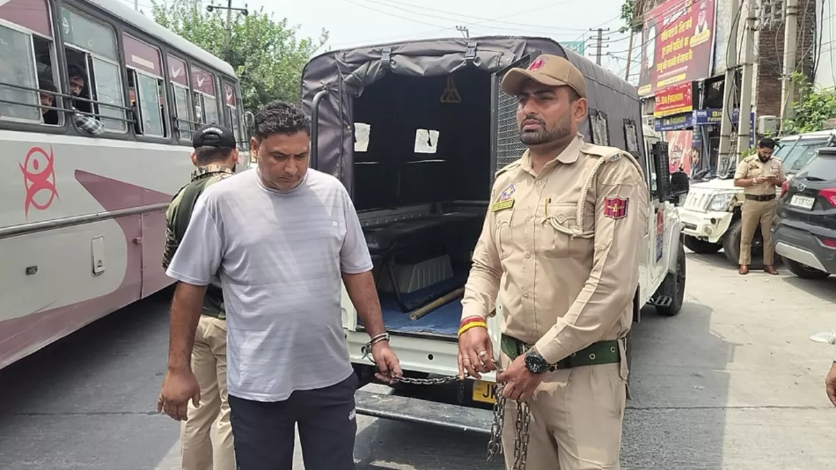 फर्जी आरटीओ बन लोगों को चूना लगाने वाला पुलिसकर्मी हत्थे चढ़ा, अब तक 30 लोगों से कर चुका है लाखों की ठगी
