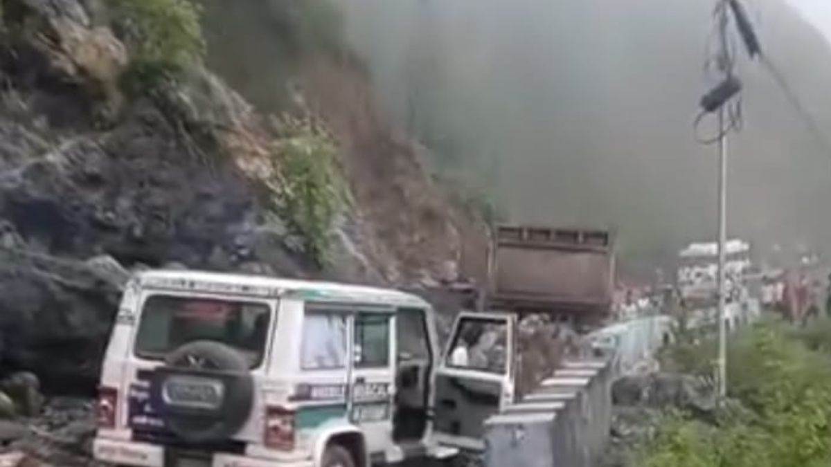 https://www.jagranimages.com/images/newimg/11082025/11_08_2025-sirmaur_landslide_on_vehicle_24009738.jpg