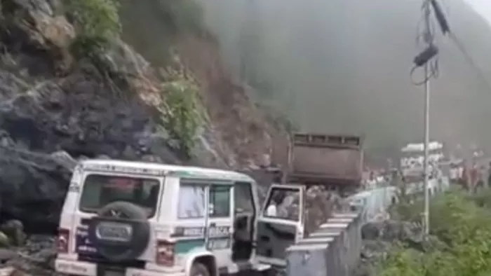 जिला सिरमौर के पांवट हाईवे पर भूस्खलन की चपेट में आई गाड़ी। जागरण