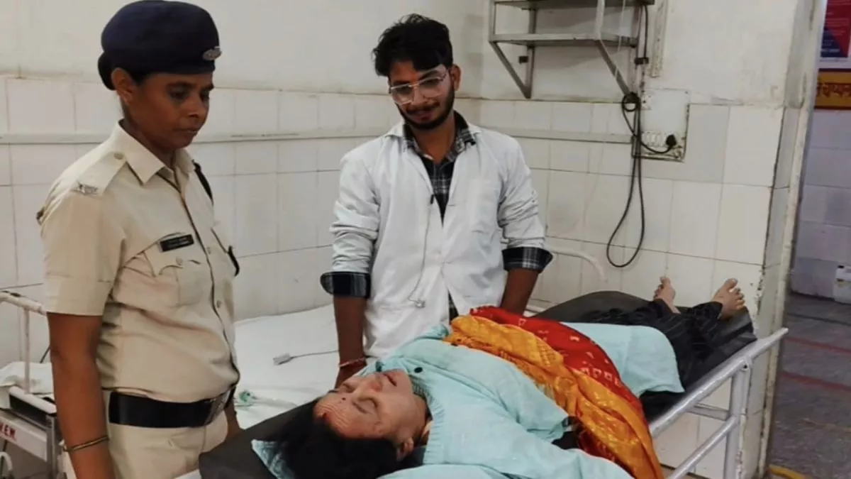 बीकानेर-हावड़ा सुपरफास्ट एक्सप्रेस में महिला यात्री दौरा पड़ने से हुई बेहोश, अस्पताल में कराया गया भर्ती