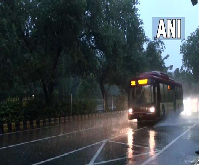 दिल्ली-एनसीआर में हवाओं के साथ झमाझम बारिश शुरू