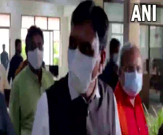 मनसुख मंडाविया और नितिन पटेल गांधीनगर स्थित भाजपा कार्यालय पहुंचे। फाइल फोटो