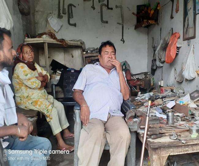अपने साथ हुई घटना के बारे में जानकारी देते हुए पीड़ित दिव्यांग कारोबारी दिनेश कुमार।