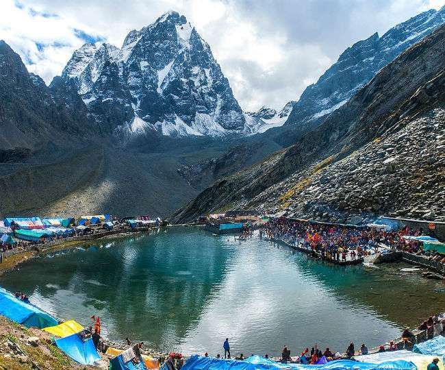 हिमाचल प्रदेश के जिला चंबा की प्रसिद्ध मणिमहेश यात्रा को खराब मौसम के कारण रोक दिया गया है।