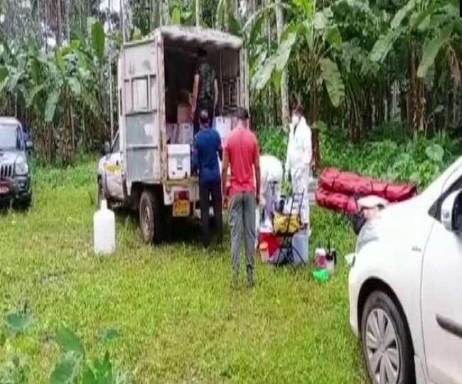 निपाह का स्त्रोत पता लगाने को एनआइवी टीम ने नमूने लिए। (फोटो- एएनआइ)