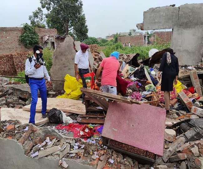 राजपुरा के संतनगर में शनिवार काे एक घर में हुए धमाके में चार बच्चे झुलस गए। (जागरण)