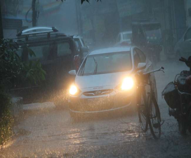 मेरठ और आसपास के जिलों में शनिवार को तेज बारिश ने मौसम के मिजाज को बदल दिया।