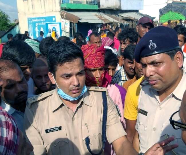 हंगामे की सूचना पर पहुंचे पुलिस पदाधिकारी। जागरण।