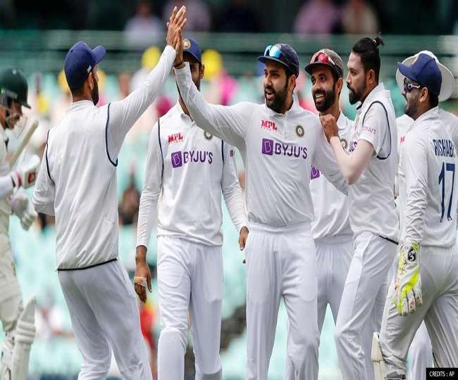 भारतीय टेस्ट टीम के खिलाड़ी जश्न मनाते हुए (एपी फोटो)