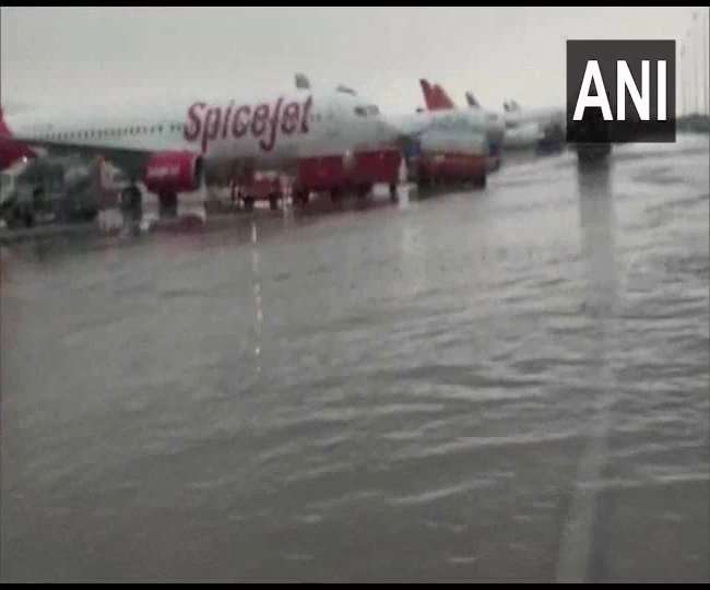 Delhi Rain News Update: बारिश से दिल्ली की सड़कों का बुरा हाल, दिल्ली एयरपोर्ट पर भी भरा पानी