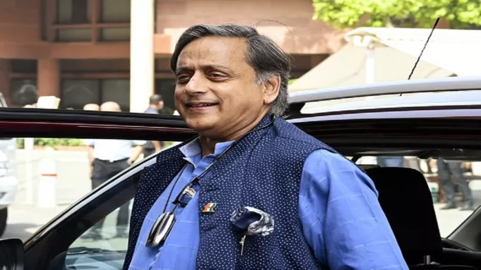 कांग्रेस नेता और लेखक शशि थरूर ने केंद्र से सवाल किया कि सभी राजभवनों को कर्तव्य पथ नहीं बनना चाहिए। (फोटो-एएनआइ)