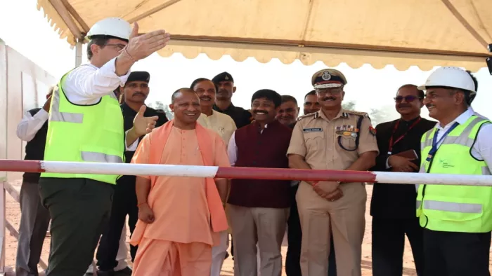 नोएडा पहुंचे सीएम योगी ने इंटरनेशनल एयरपोर्ट का किया निरीक्षण, तय समय पर निर्माण के दिए निर्देश