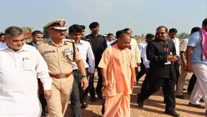 सीएम योगी ने आज निर्माणाधीन एयरपोर्ट का किया निरीक्षण।