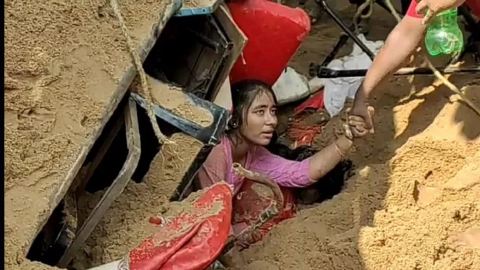 मोतिहारी लोगोंं से सहारा लेकर निकलती एक युवती। फोटो-जागरण