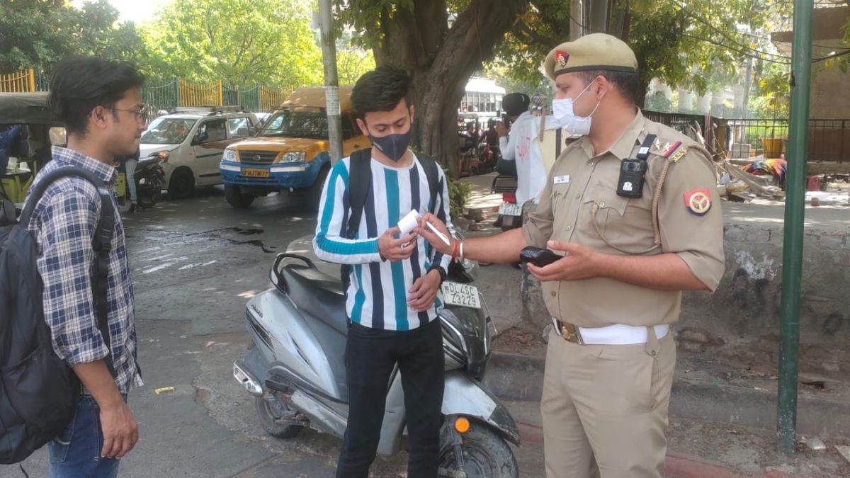 do not use this device while riding a bike traffic police is suspending driving license