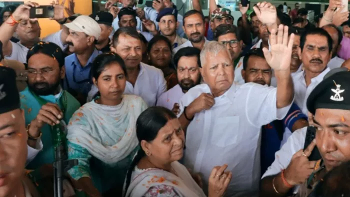 लंबे समय बाद देवघर पहुंचे लालू-राबड़ी, करेंगे बाबा बैद्यनाथ की पूजा; फिर जाएंगे...