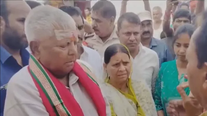 लालू यादव ने पत्नी राबड़ी संग की बासुकीनाथ मंदिर में पूजा, कहा- देश में बदलाव लाने की प्रार्थना की है