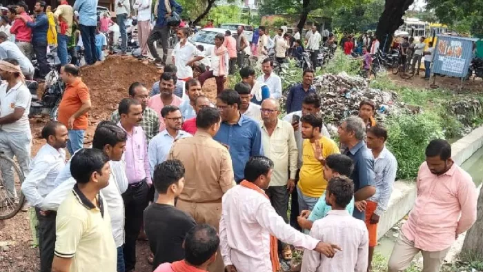 चित्रकूट में सड़क नहीं बनने से गुस्साएं लोगों ने हाईवे पर लगाया जाम
