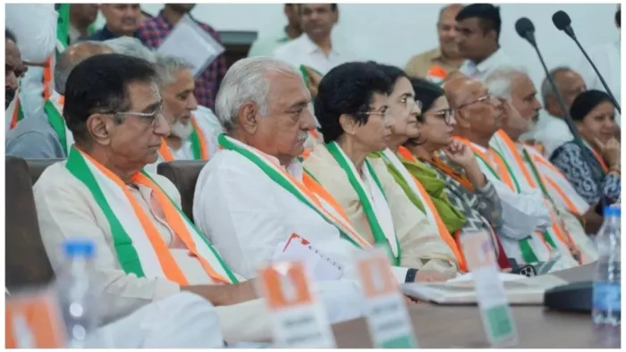 पर्यवेक्षकों ने बाबरिया को सौंपी दावेदारों की सूची (फाइल फोटो)