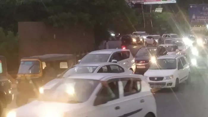 Doon To Mussoorie Road Traffic: दून से मसूरी तक सड़कों पर लगा घंटों जाम