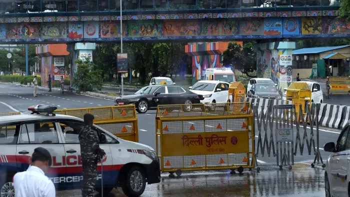 जी-20 सम्मेलन के दौरान प्रगति मैदान के पीछे रिंग रोड पर कड़ी सुरक्षा में गुजरता VIP काफिला। ध्रुव कुमार