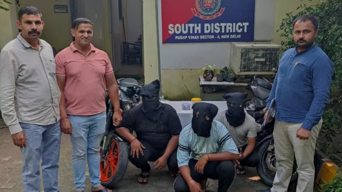दिल्ली के हौज खास इलाके में लूट मामले के तीन आरोपी गिरफ्तार
