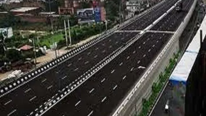 कानपुर-इटावा हाईवे का सुनवर्षा ओवरब्रिज धंसा, दो लेन से ट्रैफिक किया गया डायवर्ट
