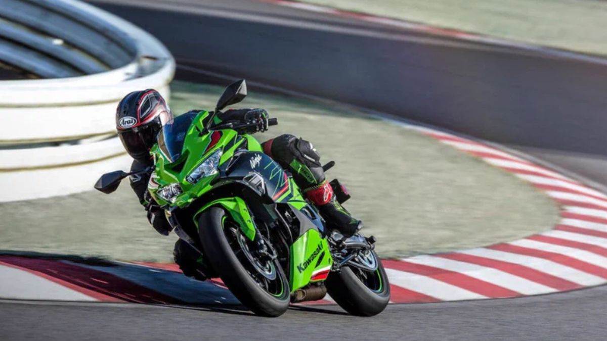 https://www.jagranimages.com/images/newimg/11092023/11_09_2023-kawasaki_ninja_zx-4r__1_23527666.jpg