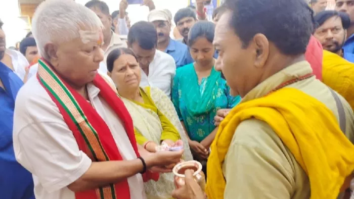बासुकीनाथ मंदिर में लालू यादव व राबड़ी देवी को संकल्प कराते पुरोहित