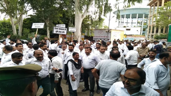 UP News: यूपी में वकील आज से फिर हड़ताल पर अड़े, इतने दिनों तक अदालतों में रहेंगे काम ठप