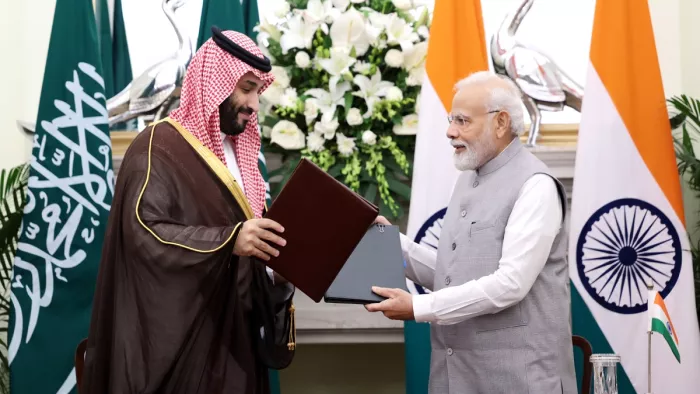 पाकिस्तान के तमाम आग्रह के बावजूद क्राउन प्रिंस ने आने या जाने के समय वहां नहीं रूके।