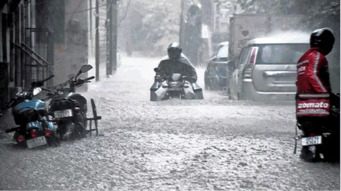 Moradabad Rain: बारिश और जलभराव के बीच गुजरता बाइक सवार। जागरण