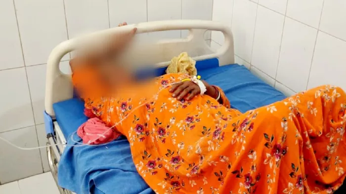कटिहार में अस्पताल में इलाजरत पीड़िता। फोटो- जागरण