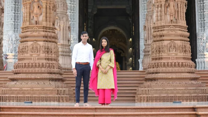 ब्रिटेन के प्रधानमंत्री ऋषि सुनक ने पत्नी अक्षता संग अक्षरधाम मंदिर में की पूजा-अर्चना