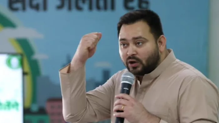 राजद विधायकों की बैठक के दौरान तेजस्वी यादव। फोटो- एक्स