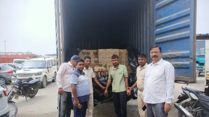 कंटेनर से जब्त शराब की जांच करते उत्पाद अधीक्षक राकेश कुमार