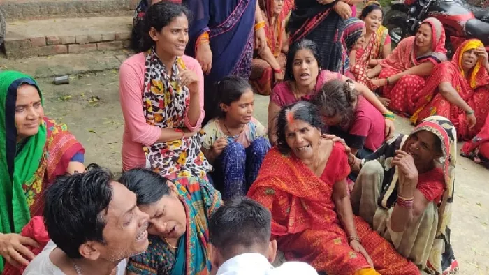 किशोर की मौत के बाद रोते-बिलखते परिजन।