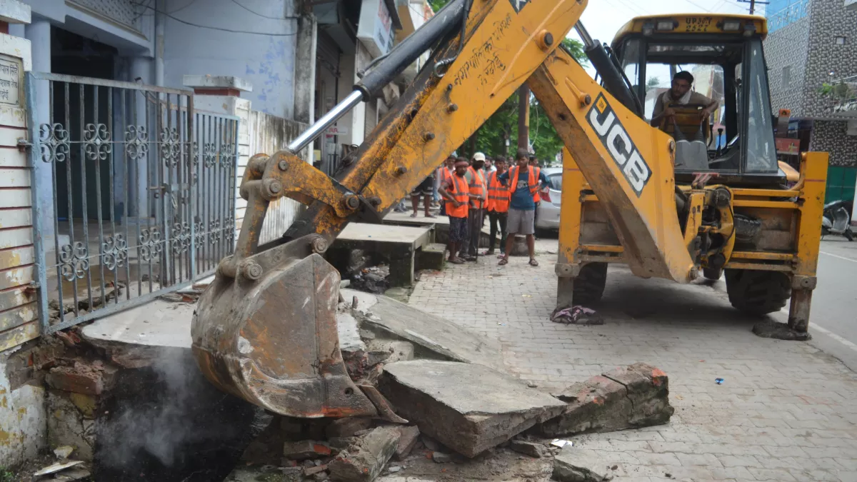 UP Bulldozer Action: बुलडोजर लेकर पहुंची थी टीम, 35 अतिक्रमणकारी बोले- साहब न चलाओ, हम खुट हटा लेंगे