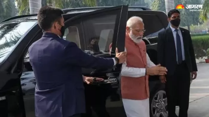 Noida News: खराब मौसम में पीएम मोदी का Plan B, सड़क मार्ग से पहुंचे ग्रेटर नोएडा।