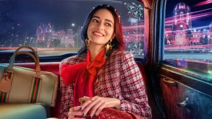 अनन्या पांडे ने पहना W नाम का लाकेट