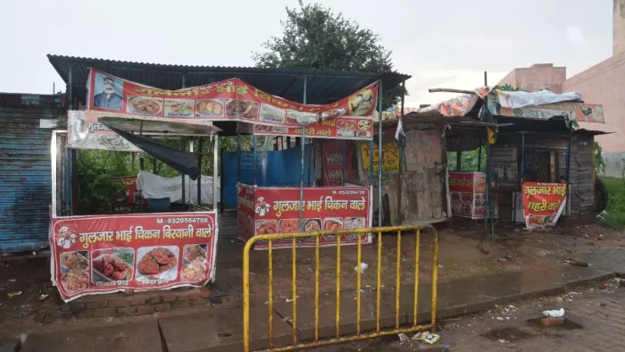 बागपत में थूक की रोटी बनाने का वीडियो वायरल होने के बाद बंद पड़ा गुलजार का ढाबा। जागरण