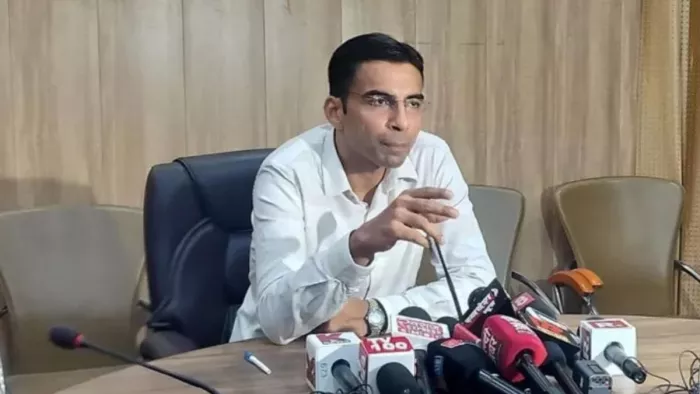 देहरादून के नवनियुक्त जिलाधिकारी सविन बंसल बातचीत करते हुए।