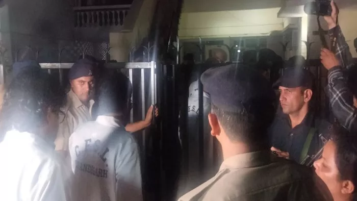 चंडीगढ़ में शाम छह बजे कुछ लोगों ने एक घर में हैंड ग्रेनेड बम फेंक दिया।