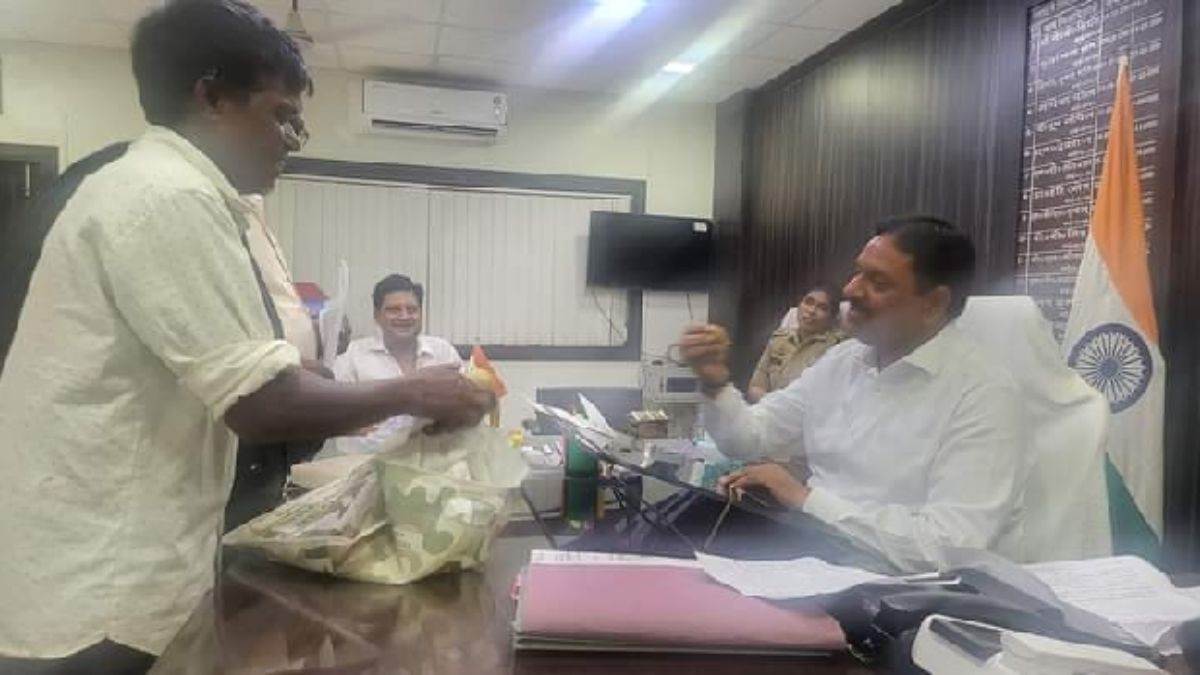 IAS Indramani Tripathi: जब डीएम ने खाए फरियादी के पराठे तो हर कोई रह गया हैरान, अब जमकर हो रही तारीफ - IAS Indramani Tripathi When DM ate the complainant's parathas everyone