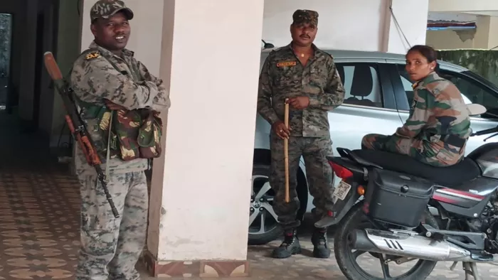 झारखंड के चाईबासा के नोवामुंडी में सीओ के आवास पर छापेमारी (जागरण)