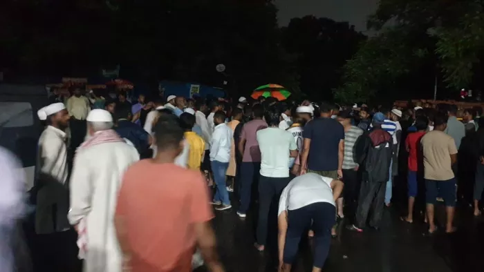 मृतक चारों युवकों के घरवालों ने देर रात थाना के पास किया हंगामा
