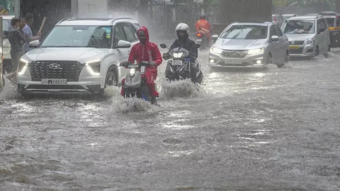 दिल्ली-यूपी में हो रही झमाझम बारिश, मूसलाधार वर्षा से छत्तीसगढ़ में बाढ़ जैसी स्थिति