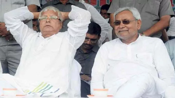 राजद सुप्रीमो लालू प्रसाद यादव और बिहार CM नीतीश कुमार। फाइल फोटो
